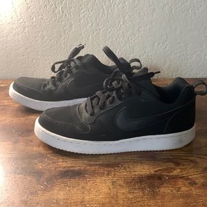 NIIKE OS black and white